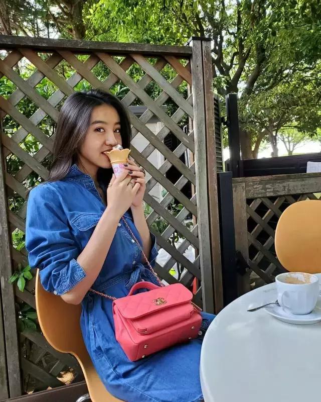 15岁的她挤掉一众女星拿下香奈儿形象大使,果然靠的是后台够硬?