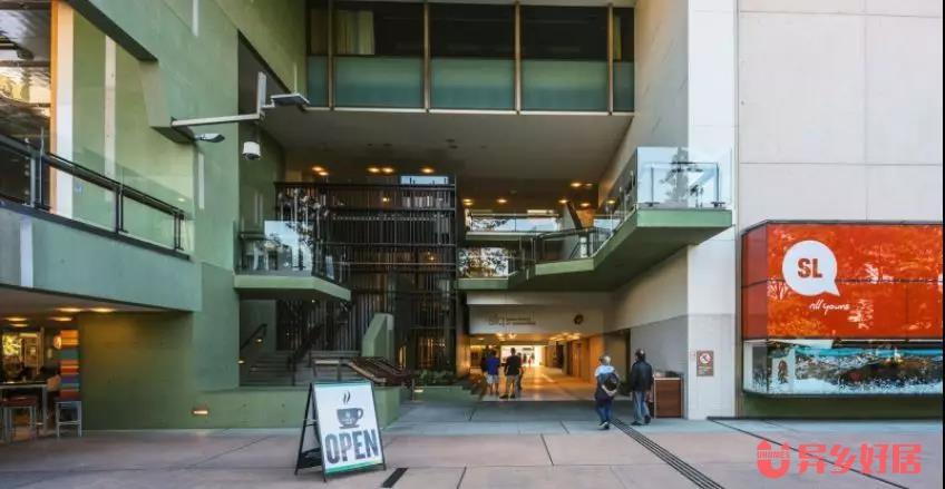 徜徉书籍海洋享受读书乐趣,徜徉在书海里面