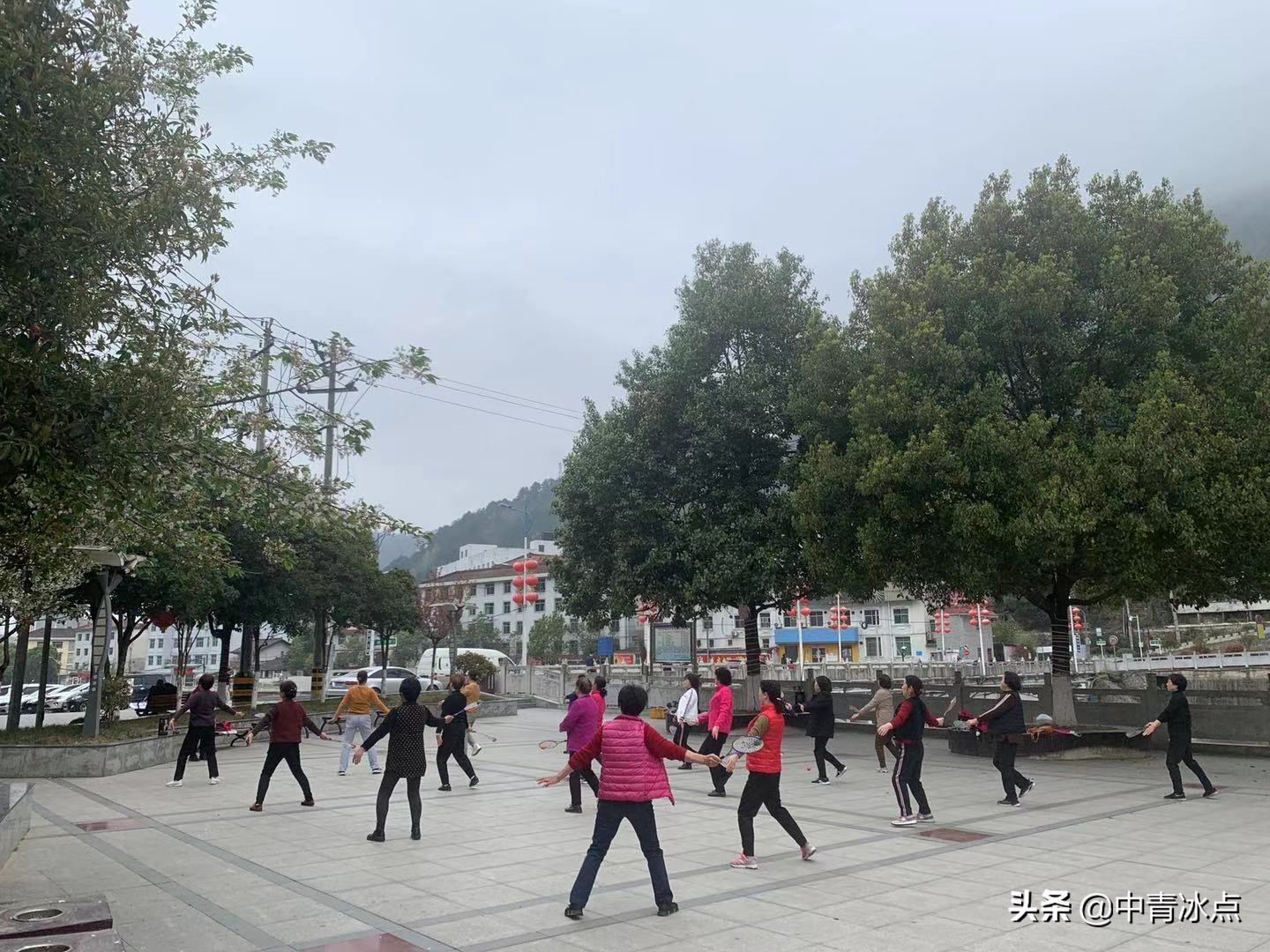 这个县人口少，熊猫多，没有红绿灯和外卖，年轻人热衷考公务员，相亲容易遇到熟人