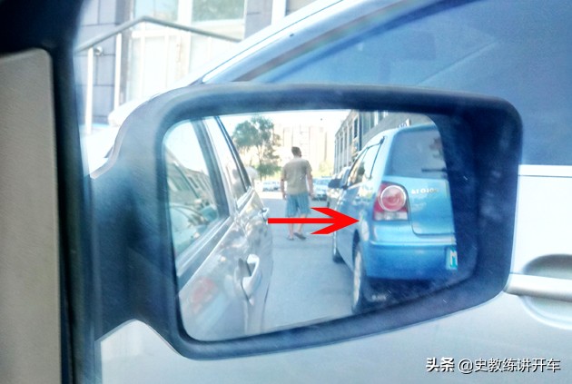 新手如何准确靠边停车打方向盘,科目二新手学车起步与靠边停车
