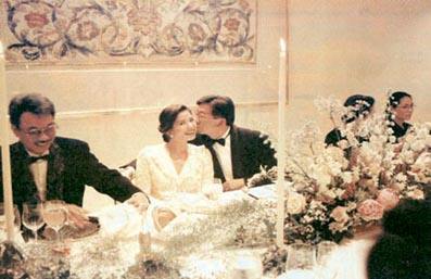 再红红不过,红姑和钟楚红的视频