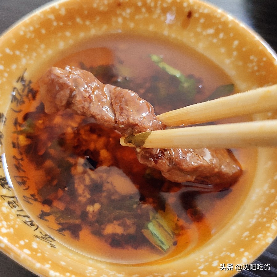 冒菜是一个神奇的存在，味道像牛油火锅，还可以蘸油碟配米饭