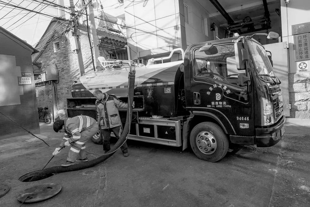 濂虫憚褰卞笀鍚村己涓汉鐓х墖,濂虫憚褰卞笀鍚村己