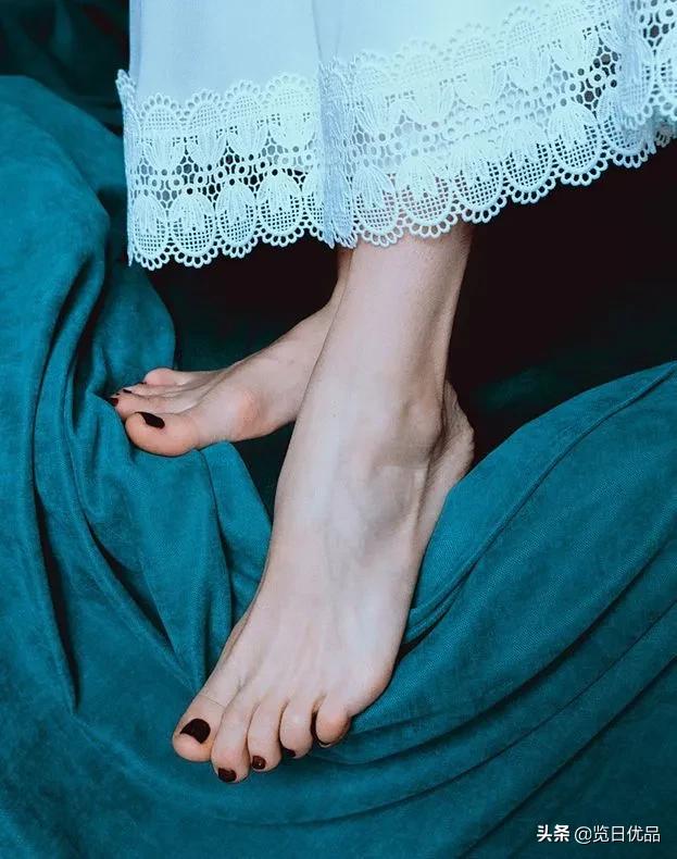 爽炸了！干丑裂的脚皮，一张完整撕掉，敢跟婴儿比姣嫩！