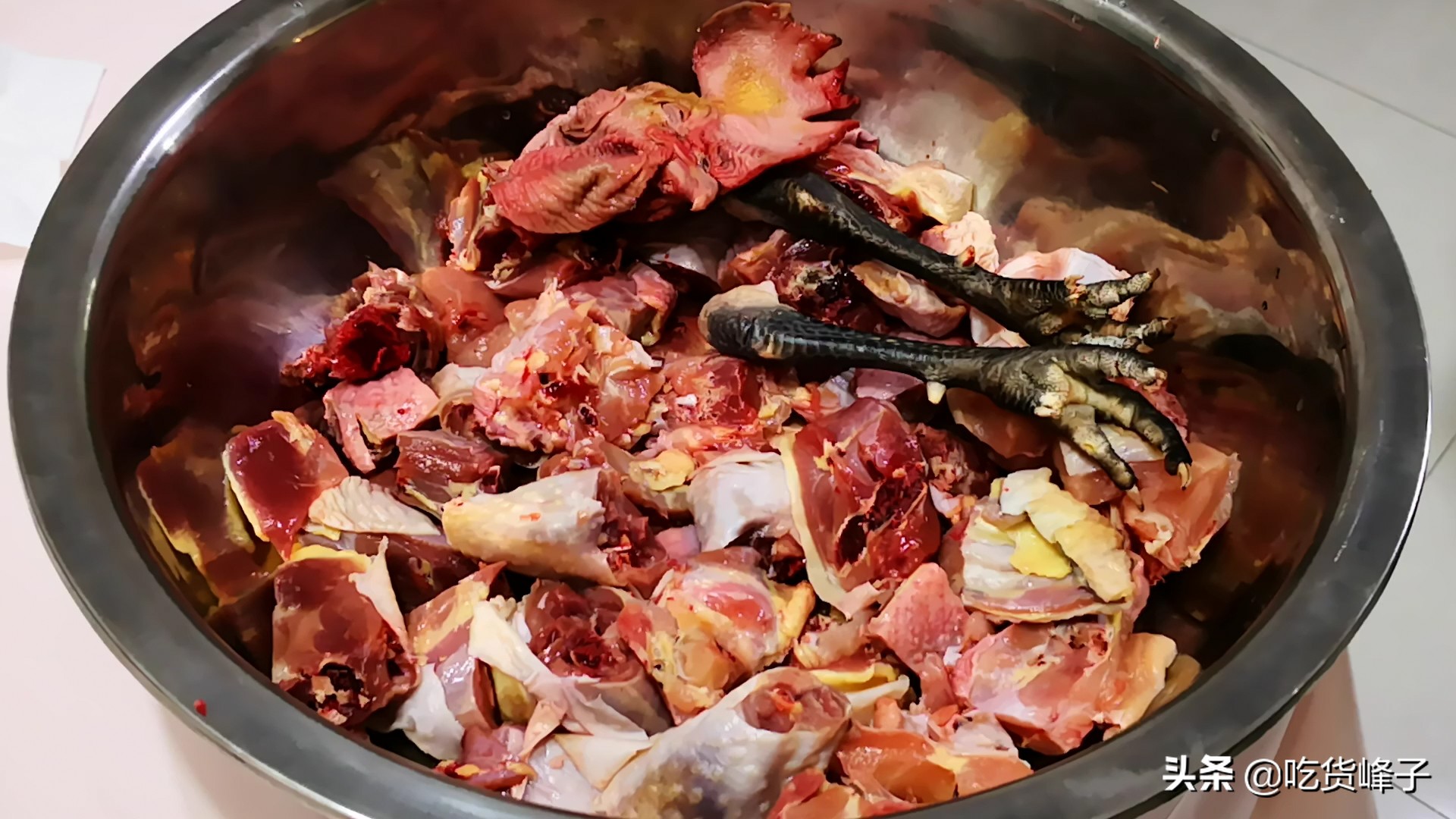 炖鸡时，千万不要直接焯水，东北人都这么做，鸡肉鲜嫩不发腥