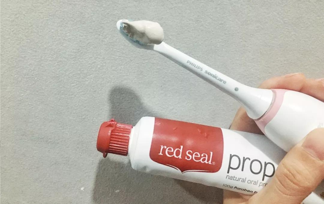 李佳琦给高晓松涂了口红，“美”得不像话？！不过牙齿是真的白