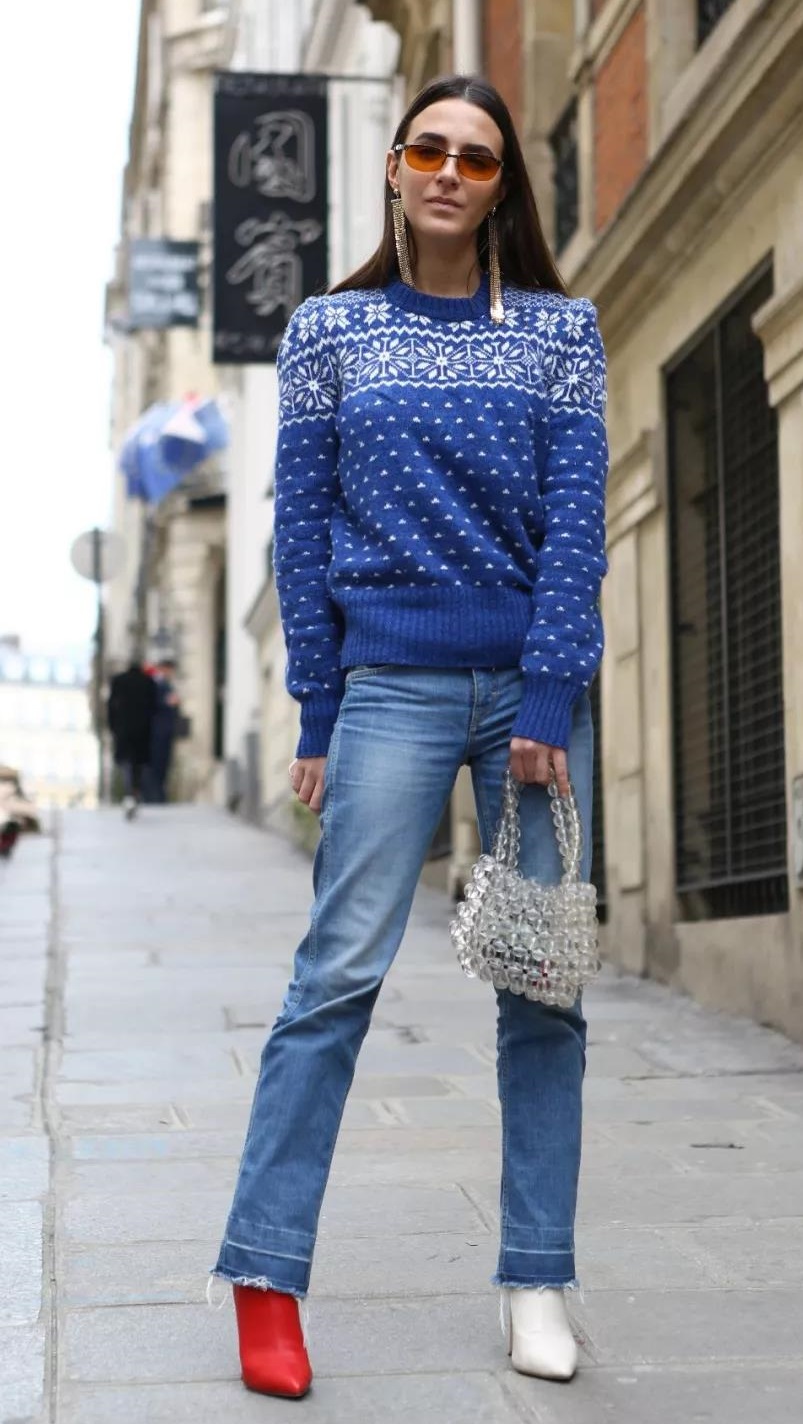 费尔岛毛衣特别适合英伦风的搭配,毛衣这样穿再普通的毛衣也时髦