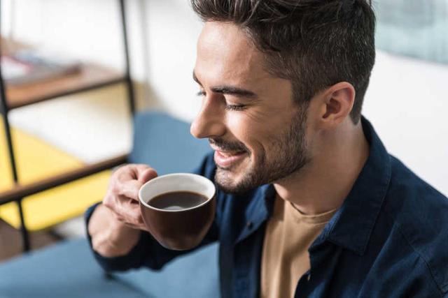 喝咖啡伤肝吗,英国研究称喝咖啡或可护肝