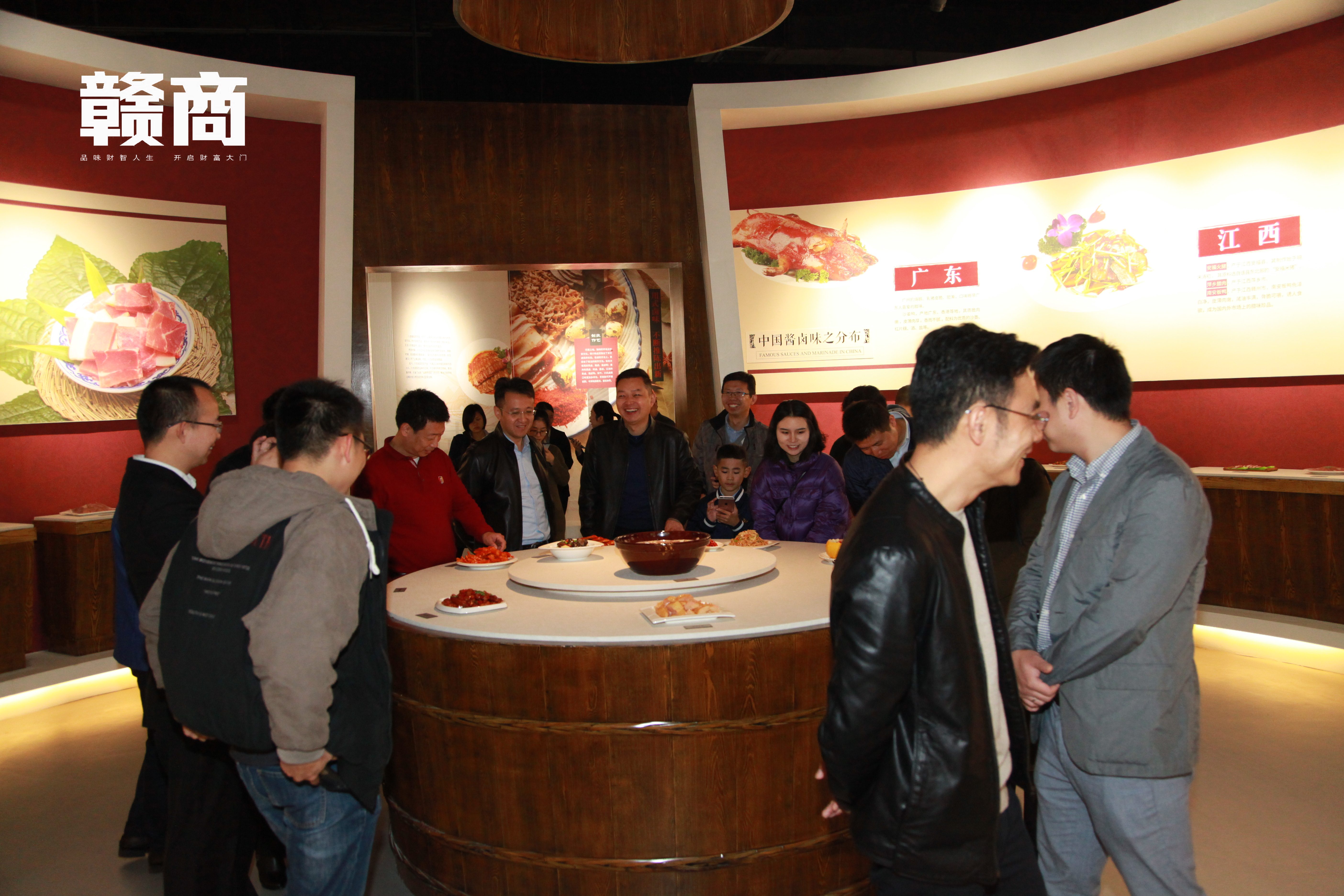 游学季成员到煌上煌集团总部后，“煌亲”都按捺不住内心的狂欢了