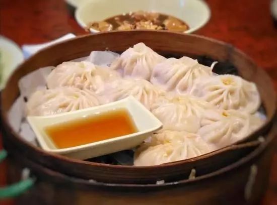 大叔年薪365万,男子做烧饼年薪35万