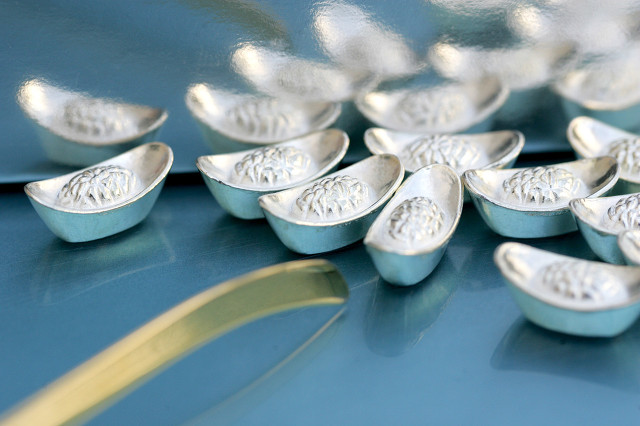 黄金白银贵金属投资,黄金白银哪个值得长期投资