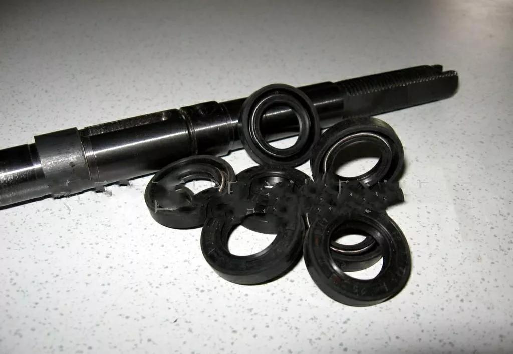 电动车前减震漏油有异响怎么回事,电动车前减震漏油怎么处理视频