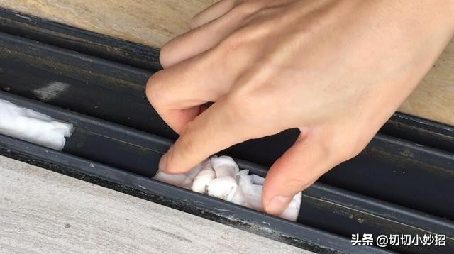 不论窗户缝隙多脏,只需一张纸巾,轻松解决,方法简单还彻底清洁