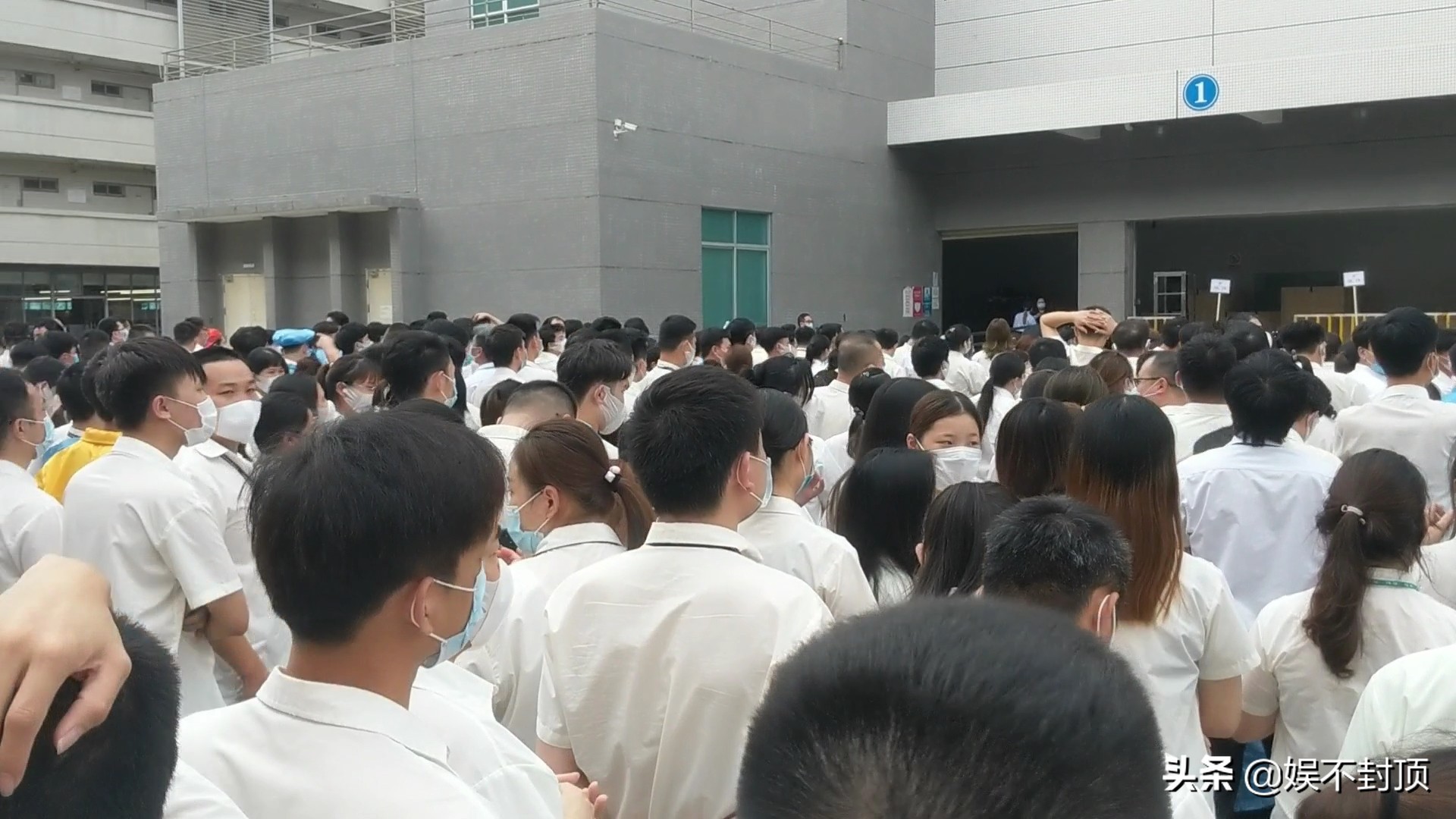 东莞27000人的电子厂，员工还上着班，全部都被叫出去集合了