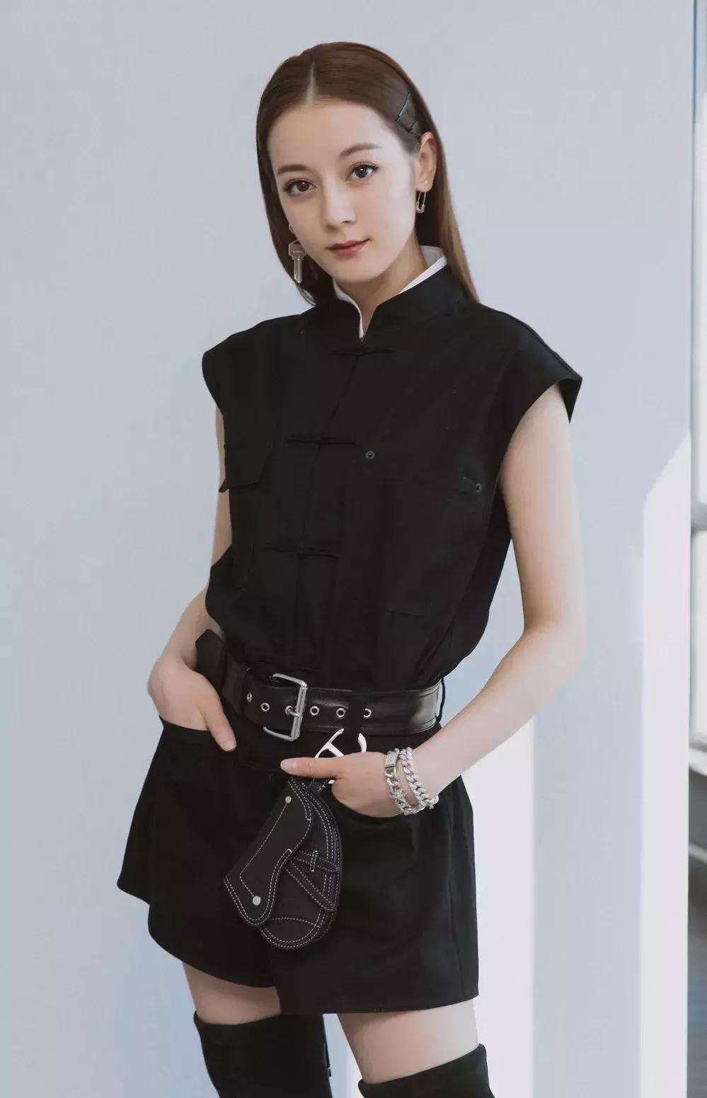 热巴当众撕衣服热舞,谁受得了