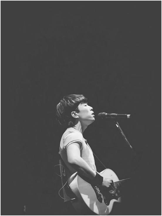 那么多“老艺术家”一辈子就唱一首歌，让我更愿意敬赵雷是条汉子