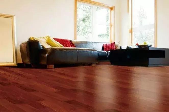 木地板如何擦洗不留水印,卧房木地板能用洗衣粉擦洗吗