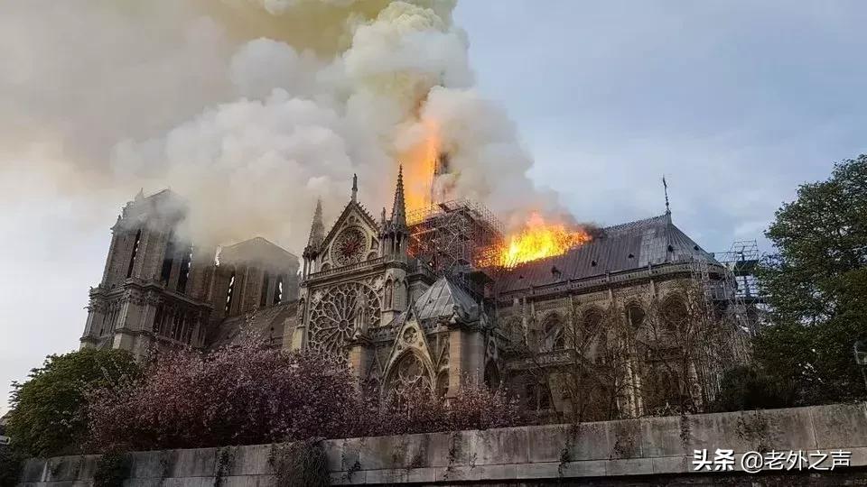 巴黎圣母院起火网友的评论,巴黎圣母院失火全过程