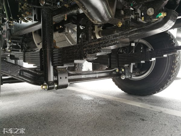 新款华菱轻量化8x4搅拌车,8分钟换电池汽车