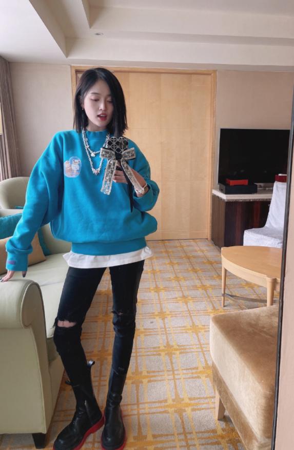 吴宣仪黑色礼裙红色运动鞋,吴宣仪穿搭红色运动鞋