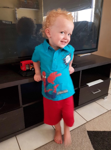 澳洲2岁熊孩子趁妈妈不注意，拿着屁屁霜就往1.6万的电视机上抹