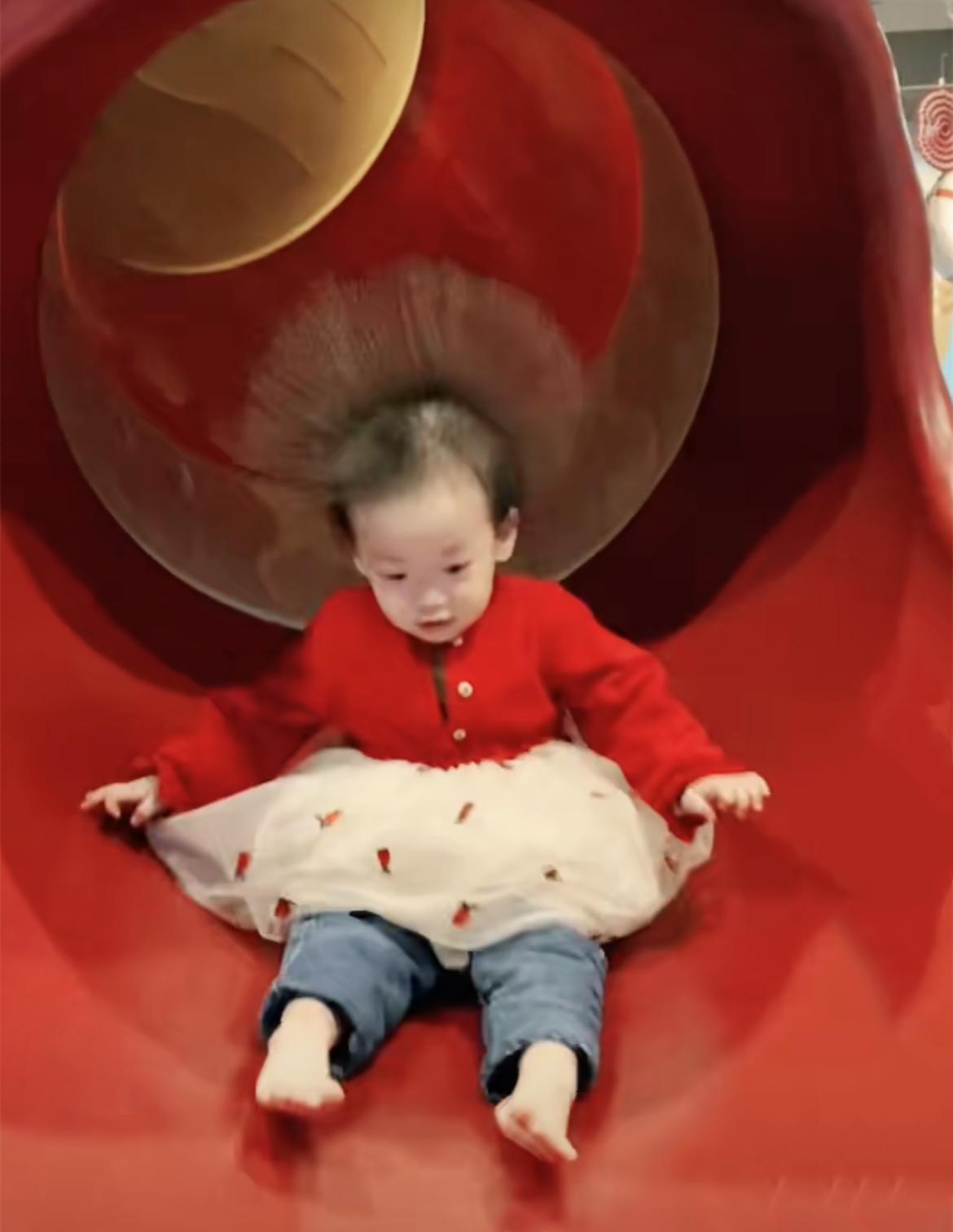 宝宝玩滑滑梯摔下来,宝宝玩滑梯倒着下来