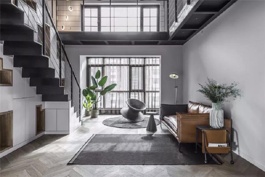 330㎡跃层，还附带阁楼，难怪朋友说像别墅，太大气了！尤其客厅