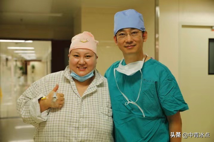 穿XXX……L的衣服，吃7个小时的自助餐，上飞机安全带扣不上，她切掉了70%的胃