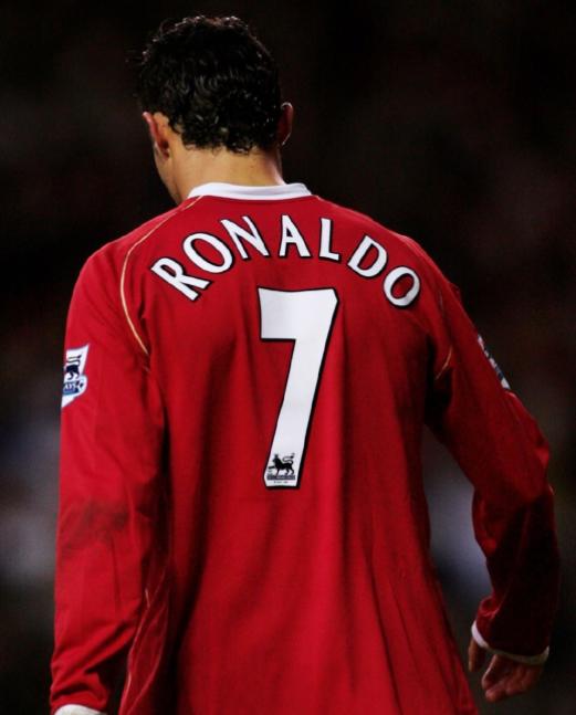 从贫穷走出的足球巨星,从贫民窟穷小子到国际巨星