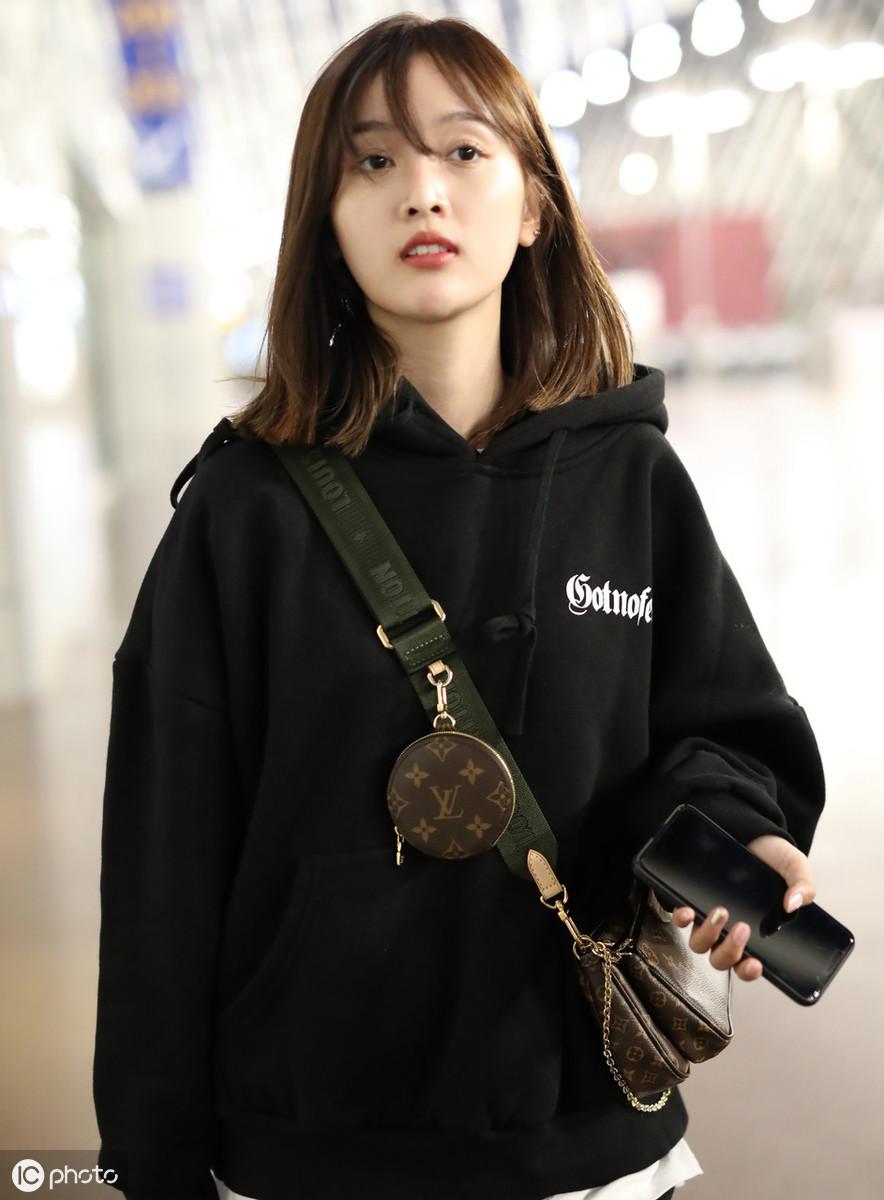 吴宣仪最新私服穿搭曝光,吴宣仪机场私服西装外套