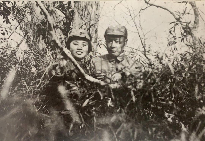 儒将陈毅:军大衣里藏情书,用诗词与家人交流,与儿子对弈常悔棋