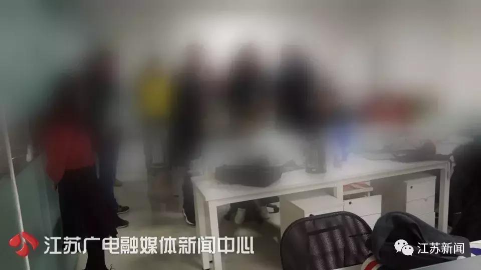 女子借1850元超时1天没还，亲朋好友就收到了私房艳照