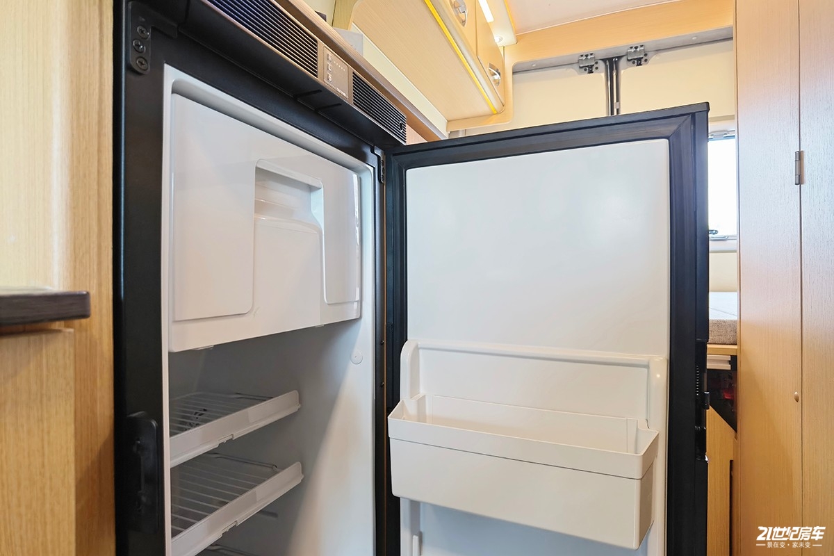 想要大空间?没门!恒温系统打造舒适二人世界,卫航V590B型房车