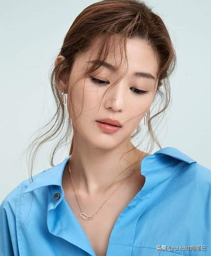 气质女王全智贤,条纹毛衣搭配卡其半裙,美翻了