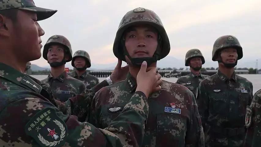 军人父子一起参加阅兵,上阵父子兵父子二人同时参加阅兵