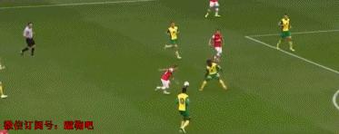 把球传给队友图片搞笑,gif把球传进球门