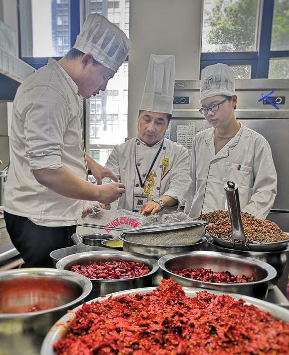 分享川菜火锅底料熬制全过程,四川师傅教你火锅底料的做法
