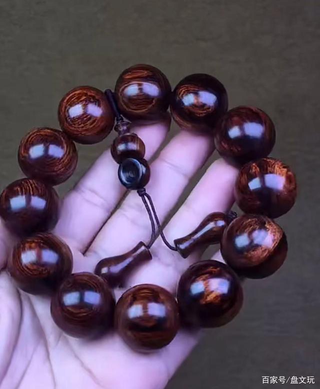 小叶紫檀手串哪种最值得收藏,小叶紫檀手串如何养护和盘玩方法