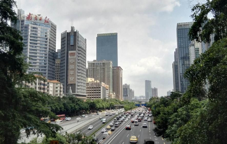 广州三条宽阔的城市大道，长度都超过十公里，能跟深圳道路媲美吗
