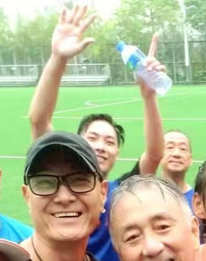 一众港星冒雨踢足球，吴岱融萧正楠浑身湿透，卢惠光父子罕见露面