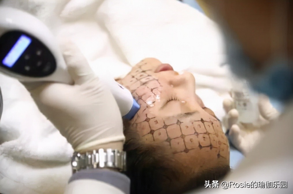 55岁巩俐和56岁张曼玉,巩俐抗衰老的秘诀