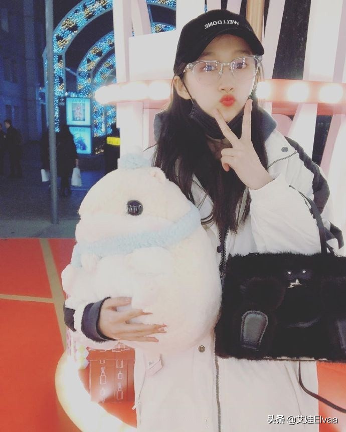 关晓彤鹿晗情侣装灰色笑脸,鹿晗关晓彤北面情侣装