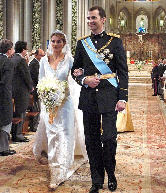 48岁西班牙王后穿西装,47岁西班牙王后真会穿雾霾蓝