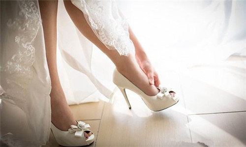 高跟鞋磨脚教你一招解决,高跟鞋磨脚面处理小妙招