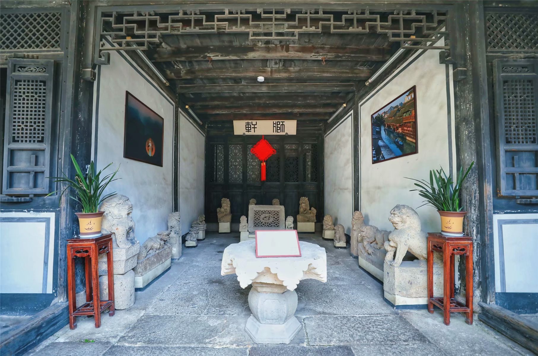 这座古镇因腊肠而闻名遐迩，同时也是绍兴师爷的故乡