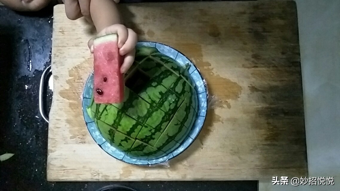 西瓜原来是这样切的,吃了很多年西瓜