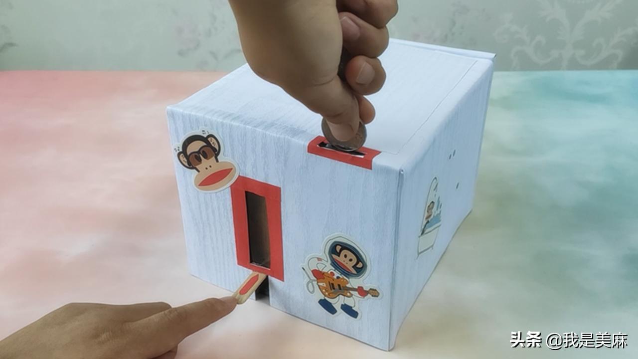 用废纸箱diy密码存钱罐，存钱方式很好玩，宝宝非常喜欢