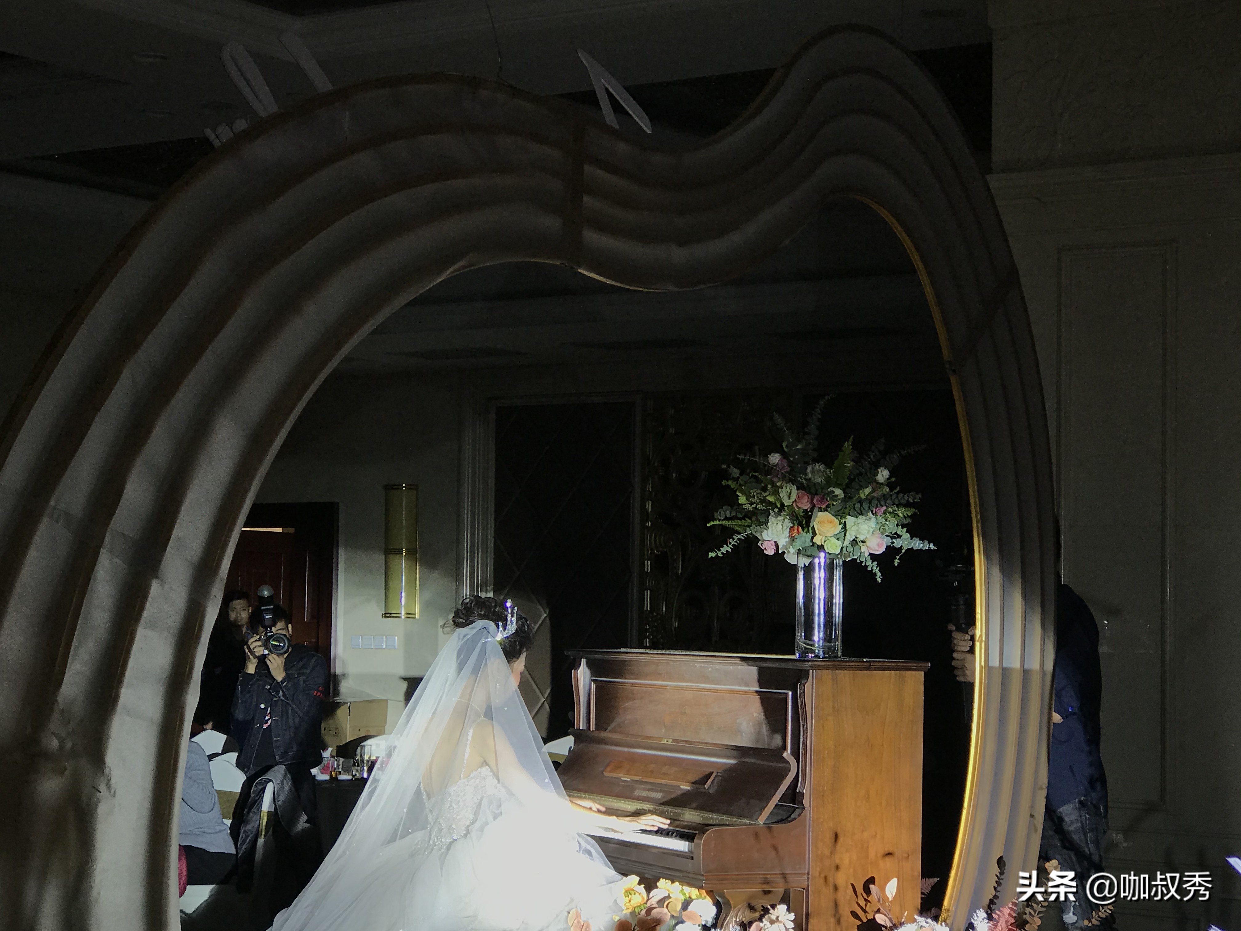 婚礼环节新郎唱歌怎么主持,新郎自己主持婚礼主持词