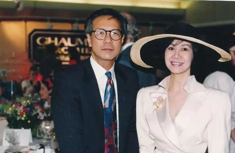 穿三百万皮草的香江富贵花,前半生让人羡慕,后半生却惨遭唾骂?