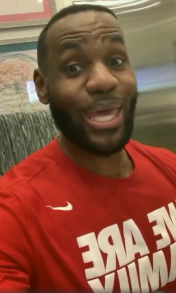 詹皇一家享用墨西哥大餐！老詹让喊玉米饼周二妻子嫌丢人躲身后